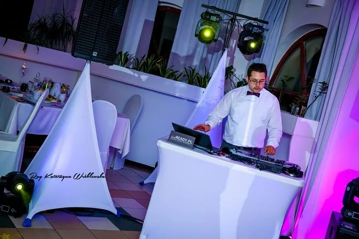 Stanowisko DJ-a z nowoczesnym oświetleniem